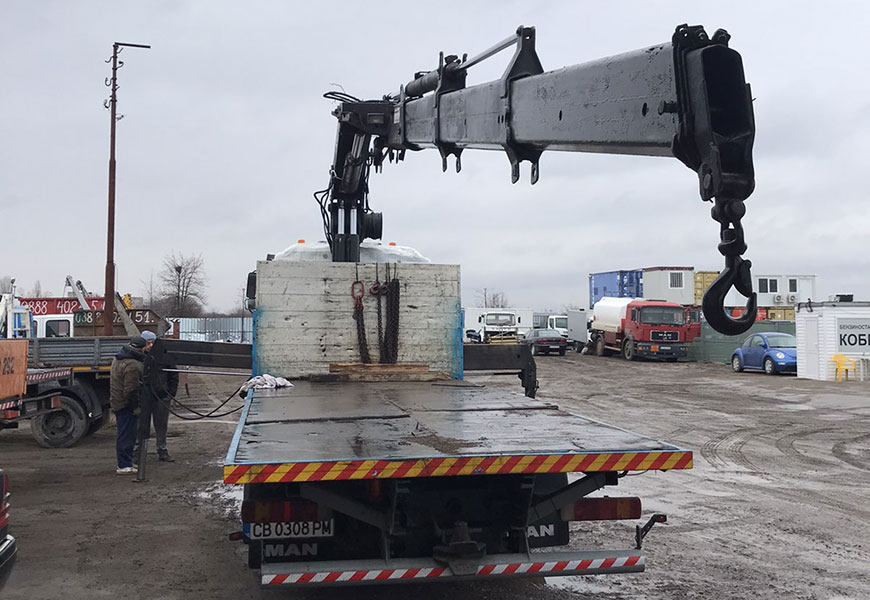 Камион с кран с товароносимост до 12 тона и дължина на стрелата 16 метра