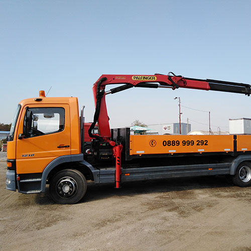 Модерно оборудван автопарк от камиони с кран на фирма Кръстителски